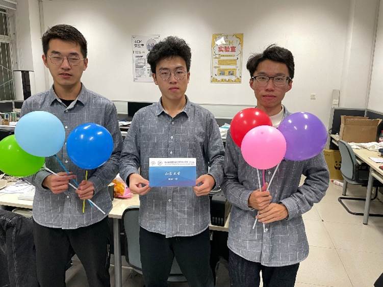 人们站在一起合影的一群人中度可信度描述已自动生成 人们站在一起合影的一群人中度可信度描述已自动生成