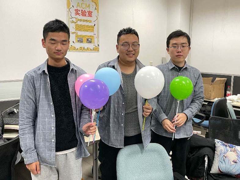 一群男人和女人站在一起低可信度描述已自动生成 一群男人和女人站在一起低可信度描述已自动生成